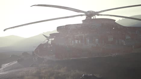 Viejo-Helicóptero-Militar-Oxidado-En-El-Desierto-Al-Atardecer